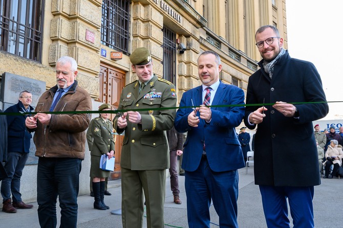 Vstava byla slavnostn zahjena symbolickm pestienm psky