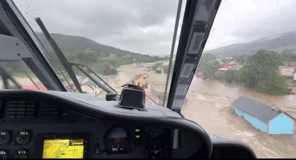 Vojci s vrtulnkem W-3A Sokol dnes z rozbouen Bl zachrnili 25 lid