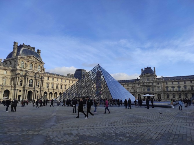 Sklenn pyramida v Louvru. Foto: Olga Holotov