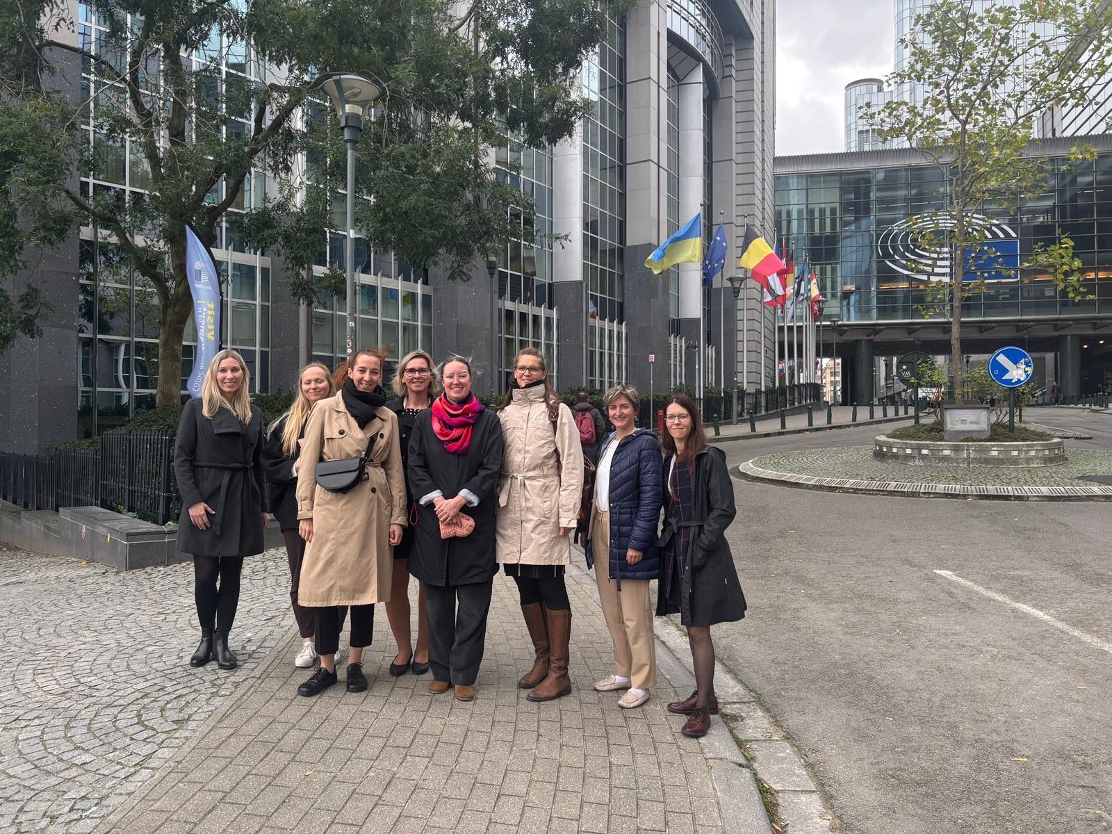 ��astn�ci st�e p�ed Evropsk�m parlamentem, ��jen 2025