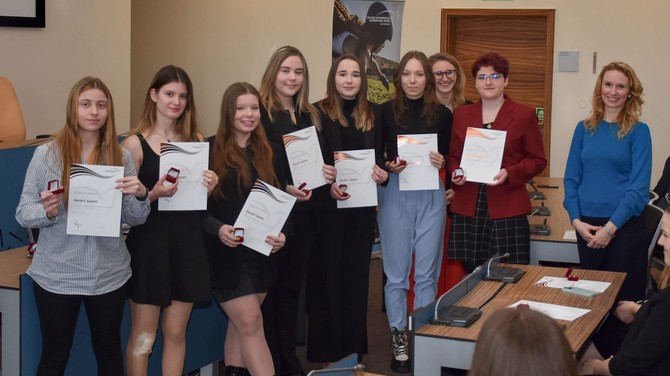 Ticet absolvent program DofE se pyn novm odznakem 