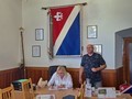 Petra Šimečková podepisuje pamětní knihu