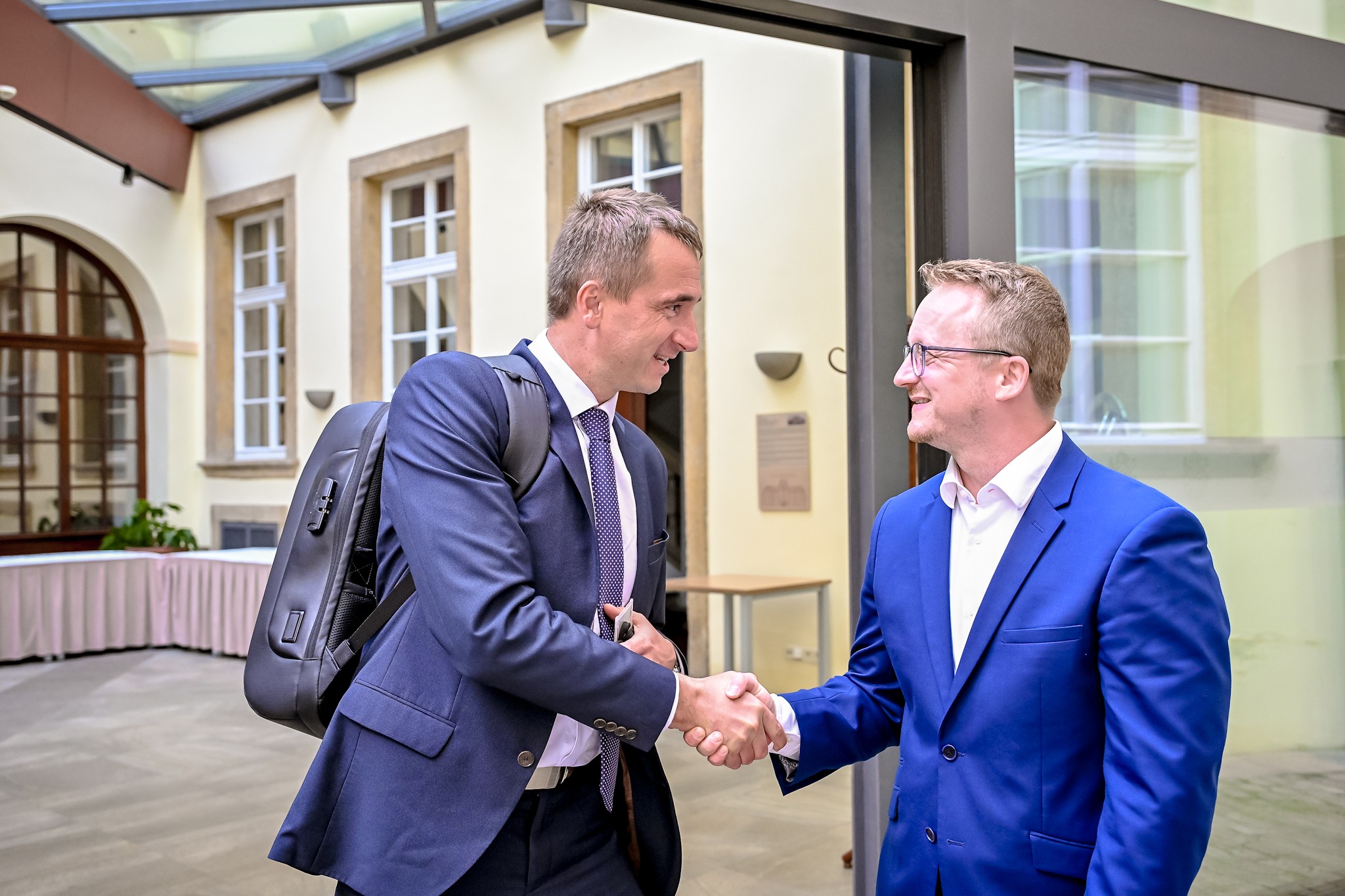 Kulat� st�l ke stavebnictv�: Strategick� lo�iska a v�stavba blok� v Dukovanech
