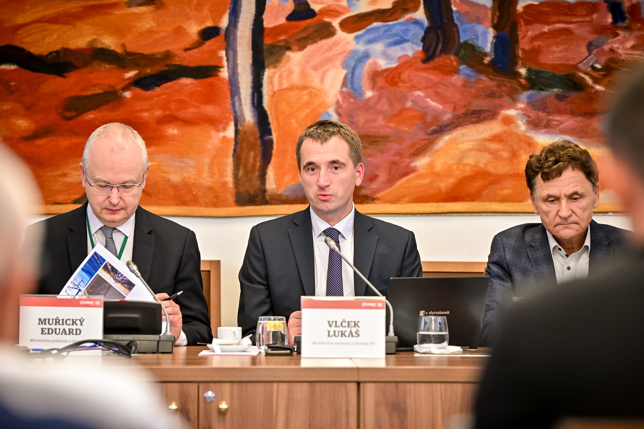 Kulat� st�l ke stavebnictv�: Strategick� lo�iska a v�stavba blok� v Dukovanech