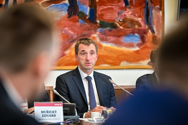Kulat� st�l ke stavebnictv�: Strategick� lo�iska a v�stavba blok� v Dukovanech