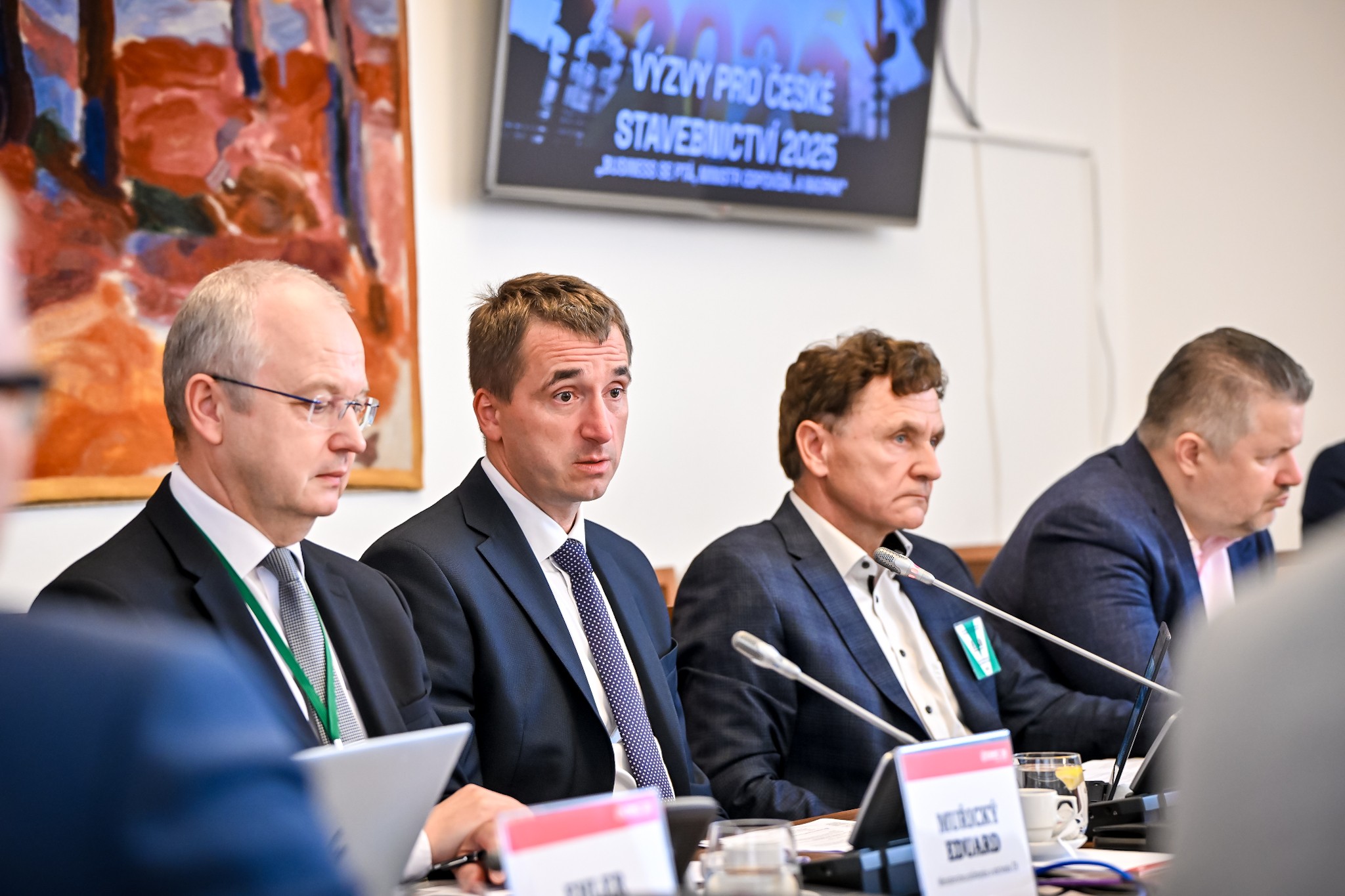 Kulat� st�l ke stavebnictv�: Strategick� lo�iska a v�stavba blok� v Dukovanech