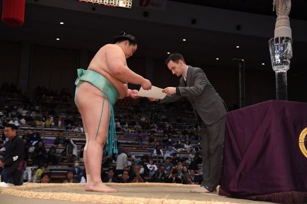  Handover of the Czech Cup to the winner of the Grand Sumo Tournament in Fukuoka 