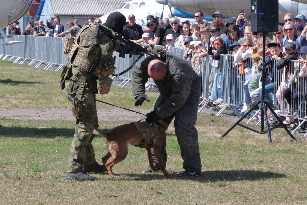  Ukázka výcviku služebních psů 24. základny Dopravního letectva