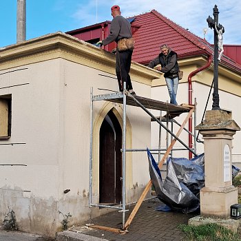 
                                V mstn sti Doln Lhota zaala oprava kapliky. Loni se poslila statika, nyn se vymuje stecha a krov. V ptm roce kaplika zsk novou fasdu. FOTO: Helena Francov
                                    