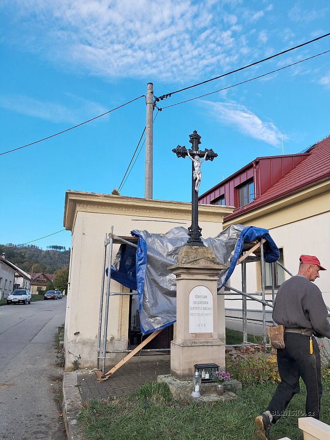 
                                V mstn sti Doln Lhota zaala oprava stechy kapliky. Loni se poslila statika, nyn se vymuje stecha a krov. V ptm roce kaplika zsk novou fasdu. FOTO: Helena Francov
                                    