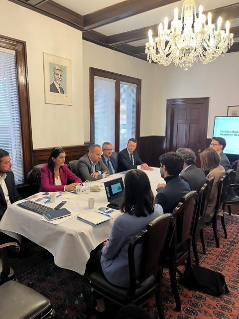 Setk�n� delegace se z�stupci kanadsk�ho ministerstva �ivotn�ho prost�edn� a klimatick� zm�ny (Environment and Climate Change Canada ) se zam��ilo p�edev��m na v�m�nu zku�enost� v oblasti adaptace na klimatickou zm�nu
