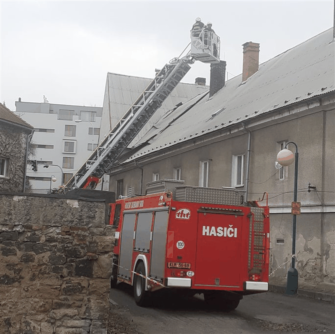 Hasii zasahovali napklad u pokozen stechy v Poplunm dvoe.