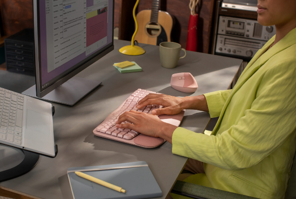 ilustrační foto klávesnice monitor