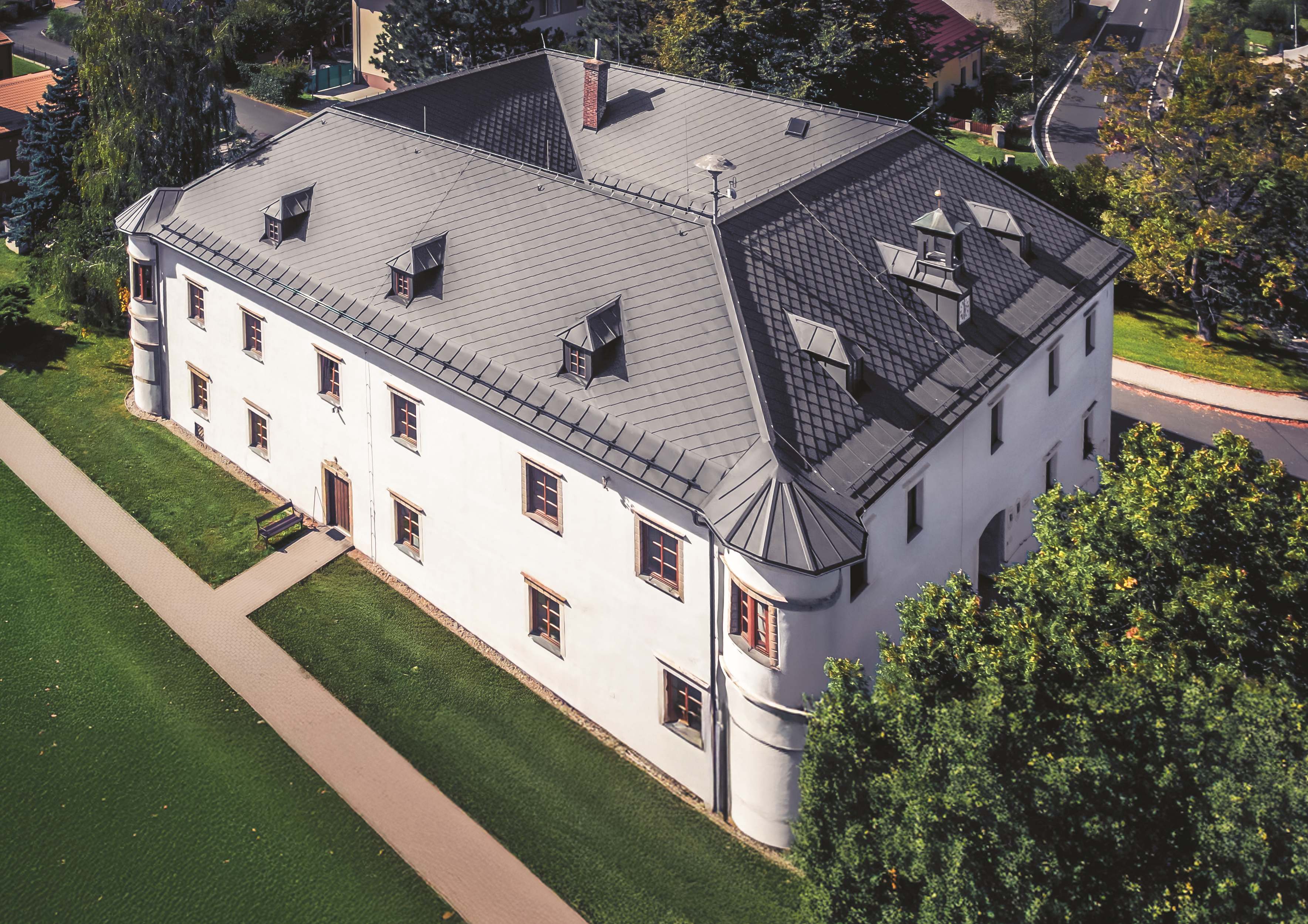 Zámek Dolní Dlouhá Loučka, krytina Rombo Meralic ilustrační foto