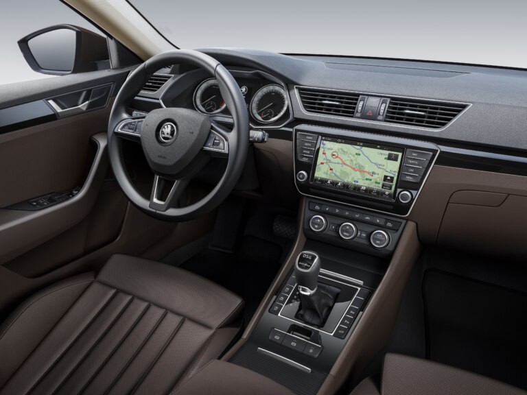 Král prostoru a dlouhých cest. Škoda Superb slaví čtvrt století