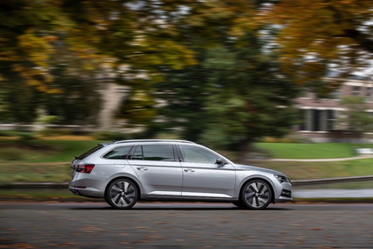 Král prostoru a dlouhých cest. Škoda Superb slaví čtvrt století