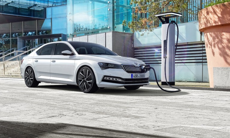 Král prostoru a dlouhých cest. Škoda Superb slaví čtvrt století