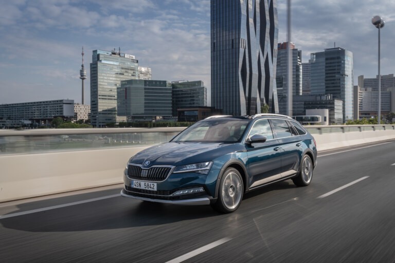 Král prostoru a dlouhých cest. Škoda Superb slaví čtvrt století