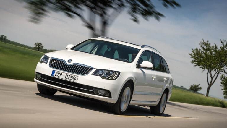 Král prostoru a dlouhých cest. Škoda Superb slaví čtvrt století