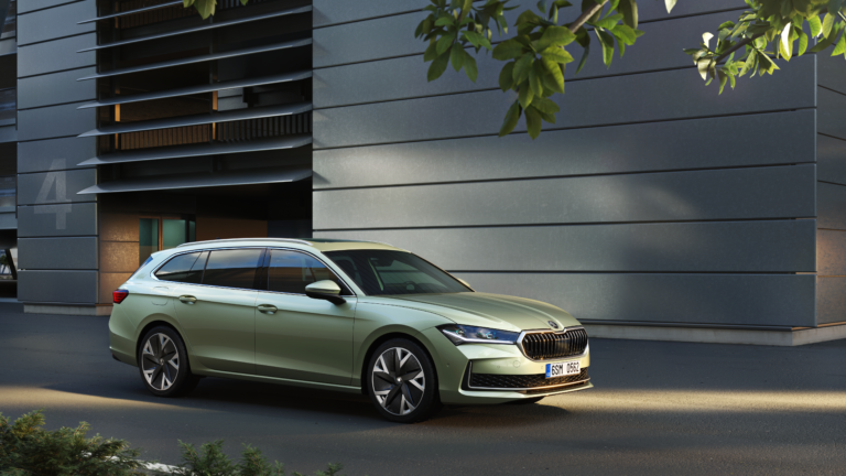 Král prostoru a dlouhých cest. Škoda Superb slaví čtvrt století