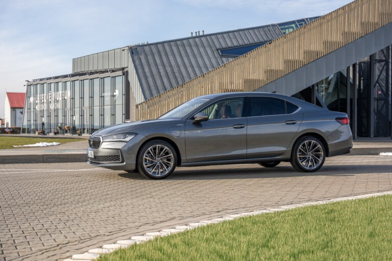 Král prostoru a dlouhých cest. Škoda Superb slaví čtvrt století