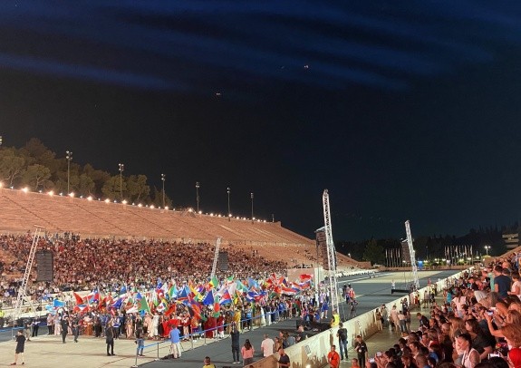 Delegace mladch robotik ze 193 zem na historickm athnskm Olympijskm stadionu