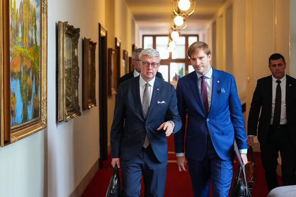 1. vicepremiér a ministr průmyslu a obchodu K. Havlíček a ministr zdravotnictví A. Vojtěch jdou k jednacímu sálu,1. června 2026.