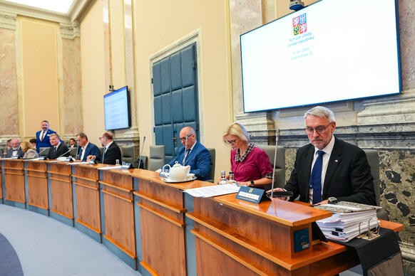 Ministr vnitra Lubomír Metnar a ministryně pro místní rozvoj Zuzana Mrázová se připravují na začátek jednání, 1. června 2026.