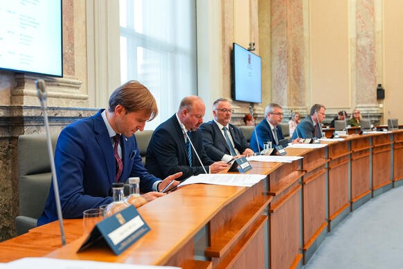 Ministr zdravotnictví Adam Vojtěch se s kolegy ministry připravuje na začátek zasedání kabinetu, 1. června 2026.