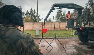 Civilist si vyzkoueli i manipulaci s jebem, kter vojci pouvaj k nabjen raket na odpalovac zazen.