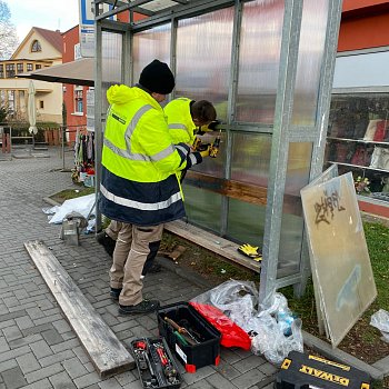 
                                Pokrban a posprejovan zastvky MHD ek obmna. Technick sluby postupn oprav pes ti destky pstek po celm mst. FOTO: Pavla Komrkov
                                    