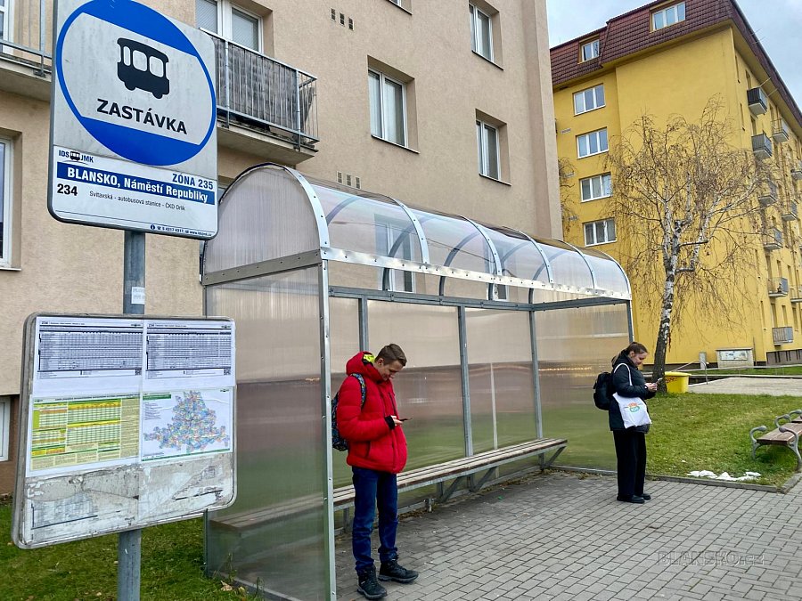 
                                Pokrban a posprejovan zastvky MHD ek obmna. Technick sluby postupn oprav pes ti destky pstek po celm mst. Opraven u je naplkad zastvka MHD na nmst Republiky. FOTO: Pavla Komrkov
                                    