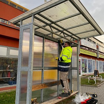 
                                Pokrban a posprejovan zastvky MHD ek obmna. Technick sluby postupn oprav pes ti destky pstek po celm mst. FOTO: Pavla Komrkov
                                    