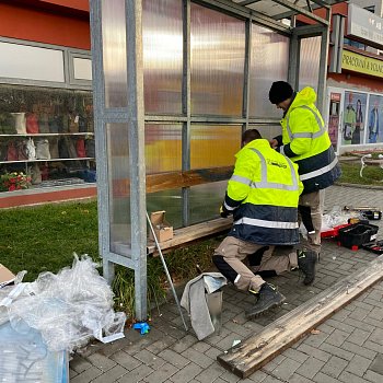 
                                Pokrban a posprejovan zastvky MHD ek obmna. Technick sluby postupn oprav pes ti destky pstek po celm mst. FOTO: Pavla Komrkov
                                    