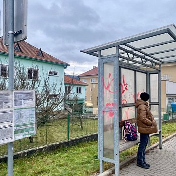 
                                Pokrban a posprejovan zastvky MHD ek obmna. Technick sluby postupn oprav pes ti destky pstek po celm mst. FOTO: Pavla Komrkov
                                    