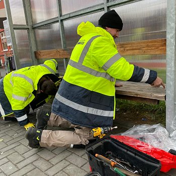 
                                Pokrban a posprejovan zastvky MHD ek obmna. Technick sluby postupn oprav pes ti destky pstek po celm mst. FOTO: Pavla Komrkov
                                    