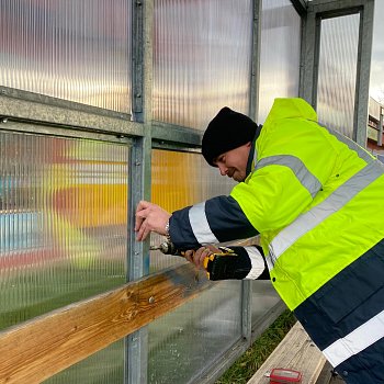 
                                Pokrban a posprejovan zastvky MHD ek obmna. Technick sluby postupn oprav pes ti destky pstek po celm mst. FOTO: Pavla Komrkov
                                    