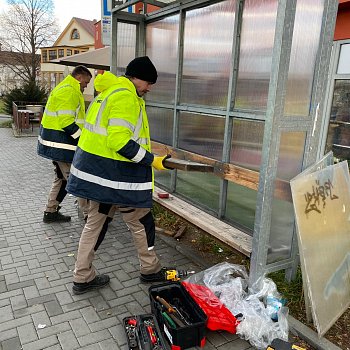 
                                Pokrban a posprejovan zastvky MHD ek obmna. Technick sluby postupn oprav pes ti destky pstek po celm mst. FOTO: Pavla Komrkov
                                    