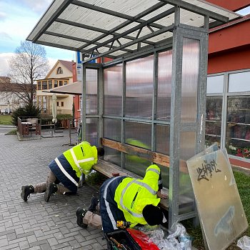 
                                Pokrban a posprejovan zastvky MHD ek obmna. Technick sluby postupn oprav pes ti destky pstek po celm mst. FOTO: Pavla Komrkov
                                    