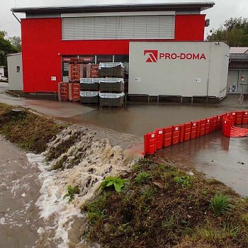 
                                Dobrovoln hasii u stavebnin v Bezruov ulici postavili mobiln protipovodov zbrany. FOTO: Ivo Stejskal
                                    