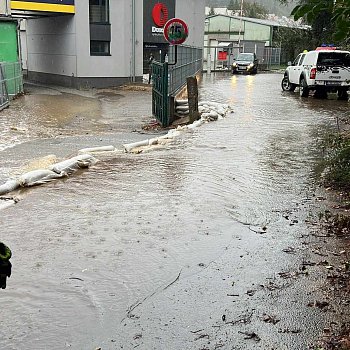 
                                Potok Sloupenk se v Blansku vylil z beh v noci na sobotu. FOTO: Martin Tesa
                                    