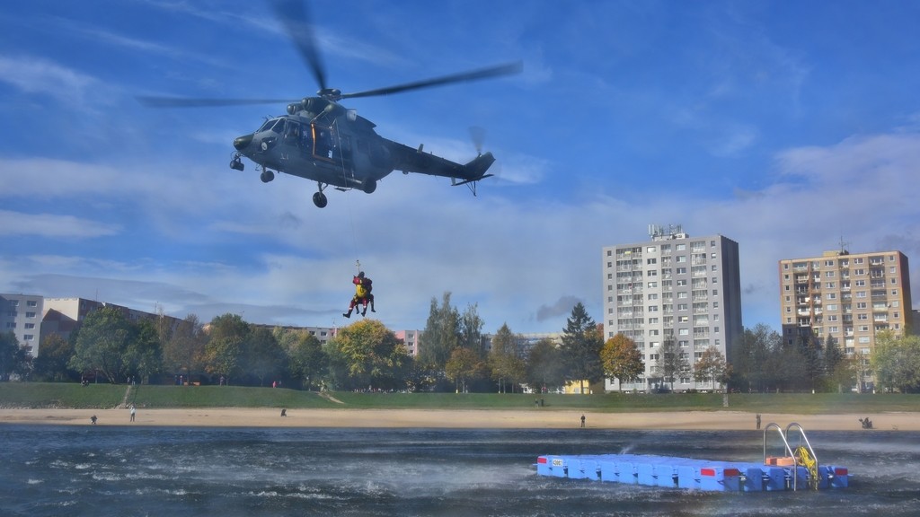 Armdn letet zchrani trnovali na Liberecku, osoby cvin zachraovali z komna i vody