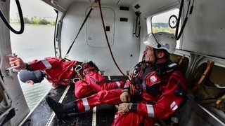 Armdn letet zchrani trnovali na Liberecku, osoby cvin zachraovali z komna i vody