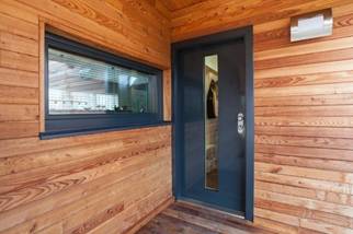 Obsah obrázku stavební dříví, nemovitost, dveře, Prkno Obsah generovaný pomocí AI může být nesprávný.