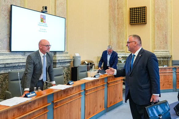 Ministr dopravy I. Bedn�rik v debat� s ministrem �kolstv�, ml�de�e a t�lov�chovy R. Plagou p�ed za��tkem sch�ze, 14. z��� 2026.