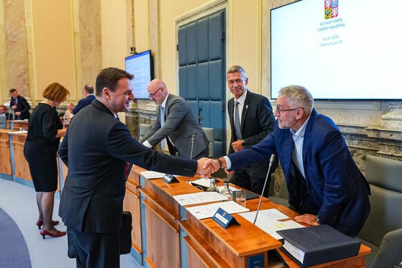 Vicepremi�r a ministr zahrani�n�ch v�c� Petr Macinka se zdrav� s ministrem vnitra Lubom�rem Metnarem, 14. z��� 2026.