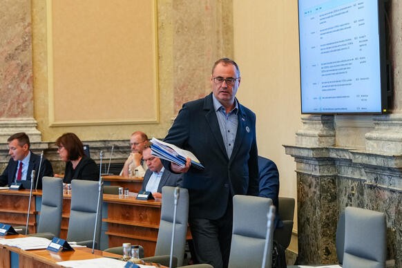Ministr pro sport, prevenci a zdrav� Boris ��astn� jde na sv� m�sto v jednac�m s�le vl�dy ve Strakov� akademii, 14. z��� 2026.