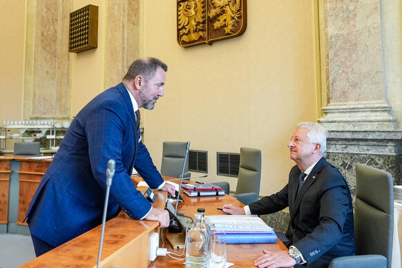 Ministr �ivotn�ho prost�ed� Igor �erven� v rozhovoru s vicepremi�rem a ministrem obrany Jarom�rem Z�nou, 14. z��� 2026.