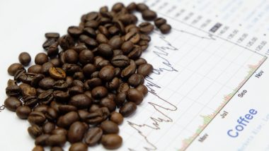 Zrnka k�vy a cenov� graf