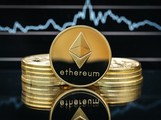 Symbol Etherea na pozadí cenového grafu ilustruje rostoucí aktivitu na síti a očekávání dalšího vývoje ceny ETH.